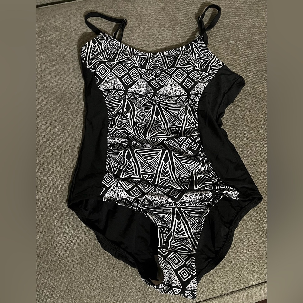 Merona One-Piece Swimsuit Black & White Geometric ADJ Straps Size Medium NWOT
